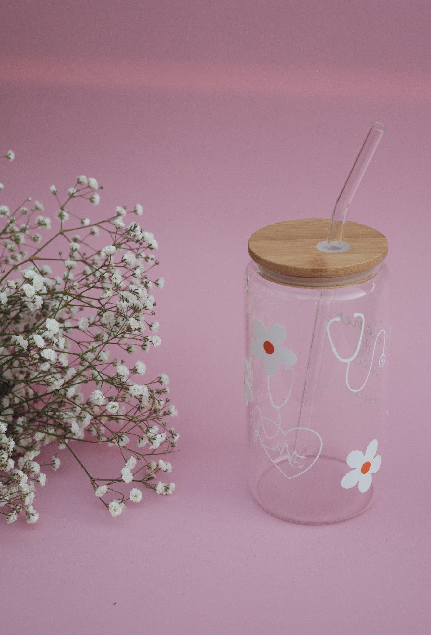 Verre avec couvercle en bambou et paille “Soigner avec amour” – édition spéciale santé