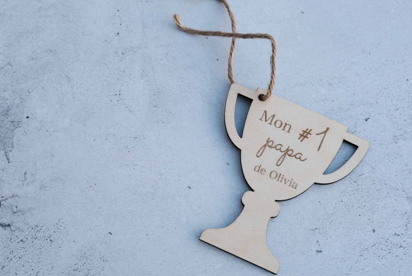 Pastille de bois en forme de trophé à accroché personnalisable collection fête des pères