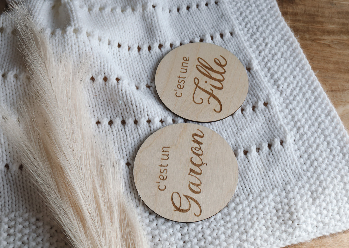 annonce révélation de genre, gender reveal, sexe du bébé, pastille de bois, c’est une fille, c’est un garçon, annonce hôpital garçon/fille