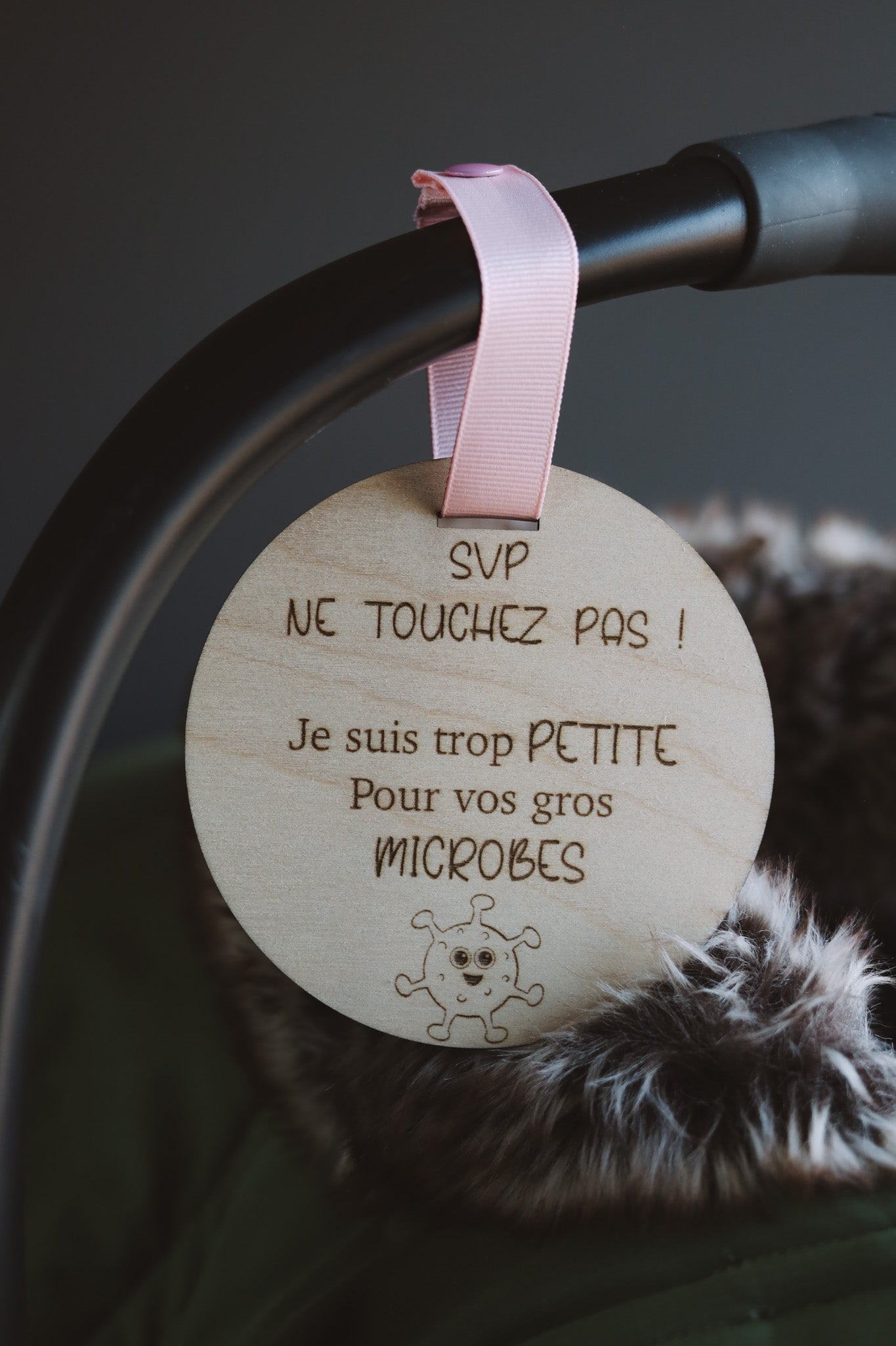 Ne touchez pas je suis trop petit pour vos gros microbes, pastille de bois