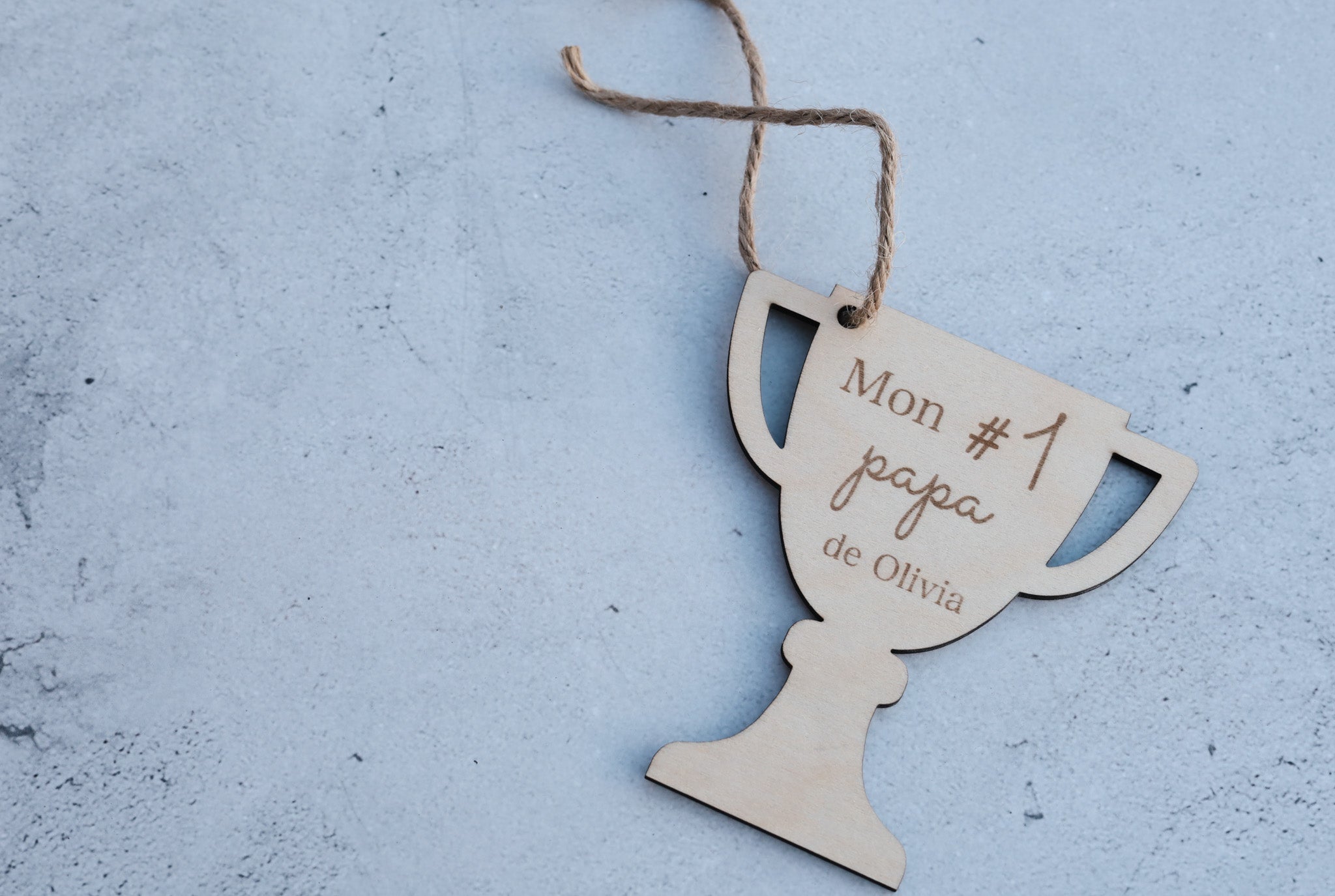 Pastille de bois en forme de trophé à accroché personnalisable  collection fête des pères