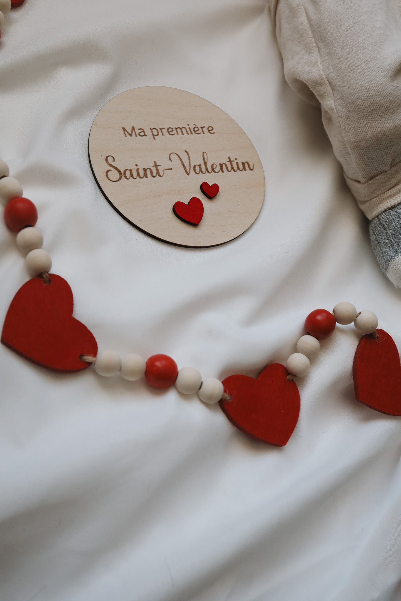 Pastille de bois ronde -Ma première Saint-Valentin décorée de petits cœurs rouges