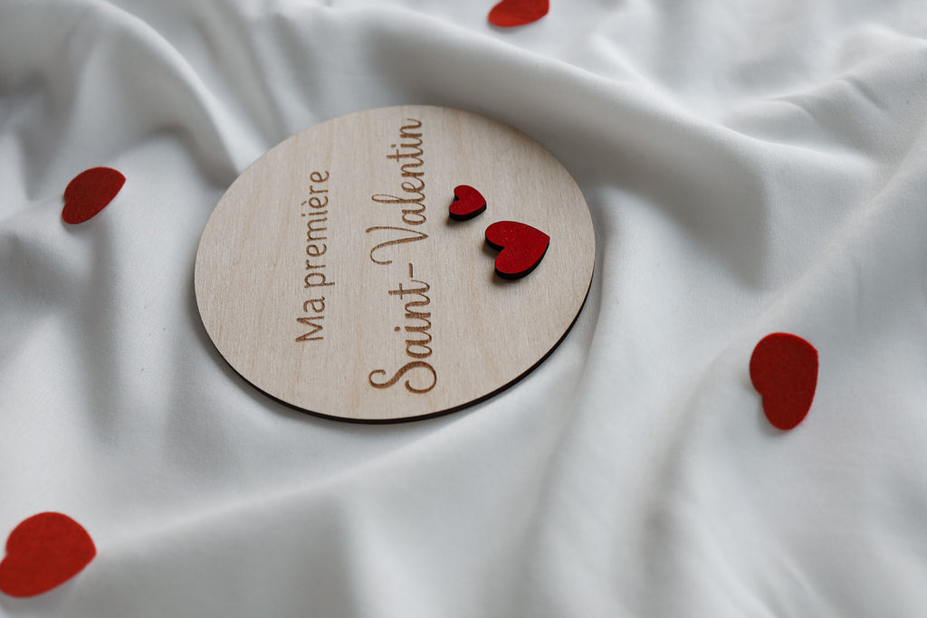 Pastille de bois ronde -Ma première Saint-Valentin décorée de petits cœurs rouges