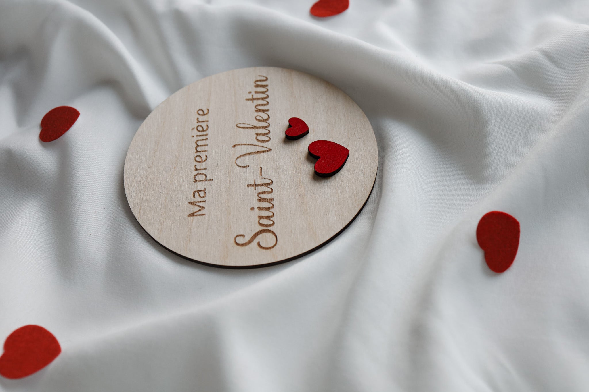 Pastille de bois ronde -Ma première Saint-Valentin décorée de petits cœurs rouges
